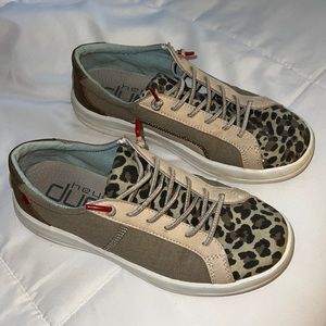 Hey Dude shoes size women’s 6